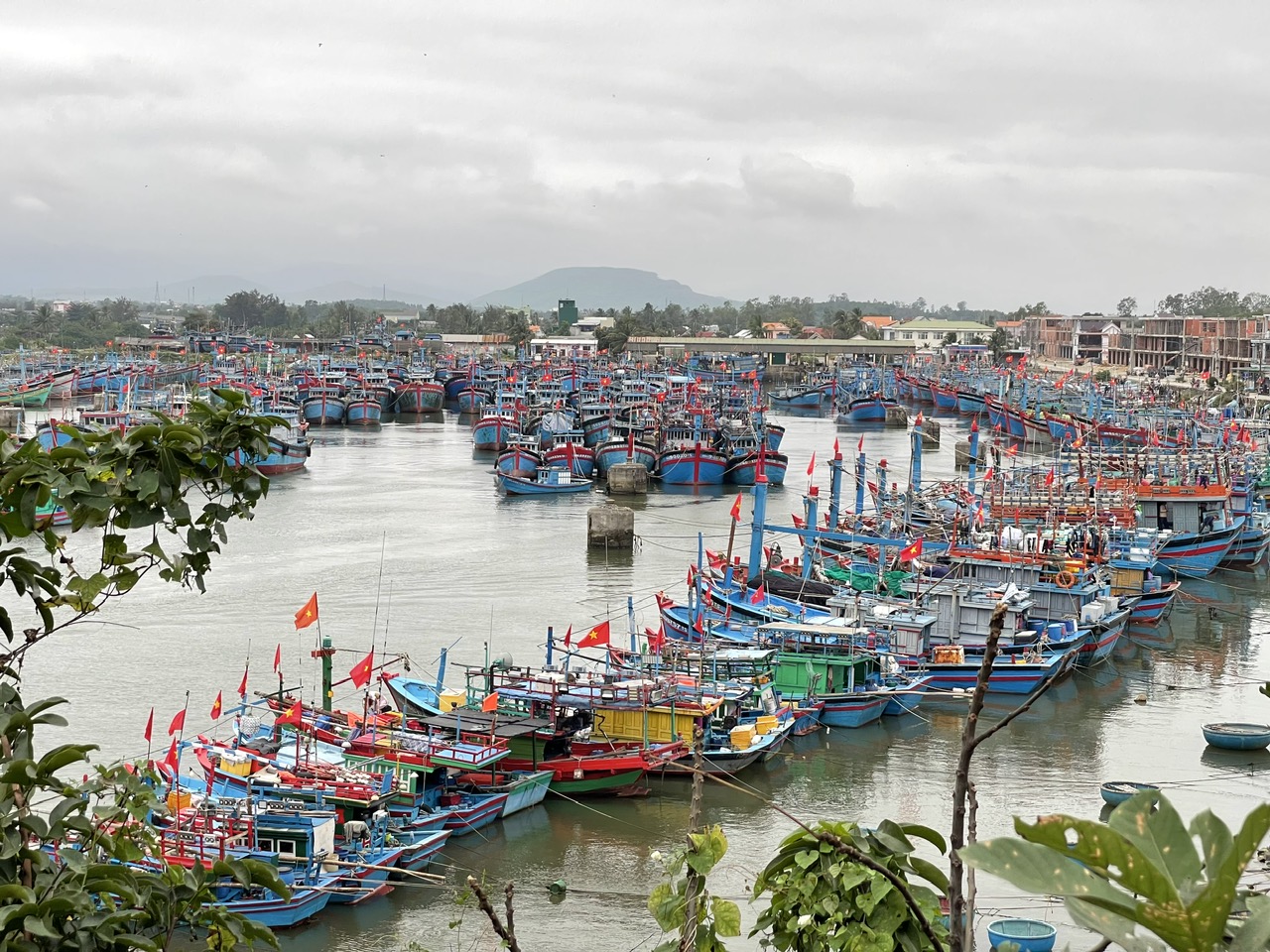 Cửa biển bồi lấp, hàng trăm tàu cá không thể ra khơi- Ảnh 1.